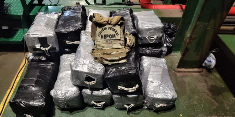 Policia Federal apreende meia tonelada de cocaína em navio no Maranhão