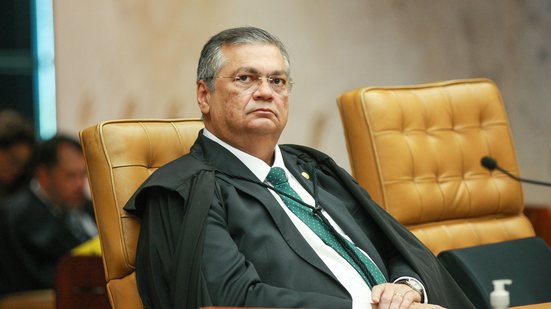 Em meio a críticas ao STF, ministro Flávio Dino diz que precisa “suportar calado agressões e injustiças”